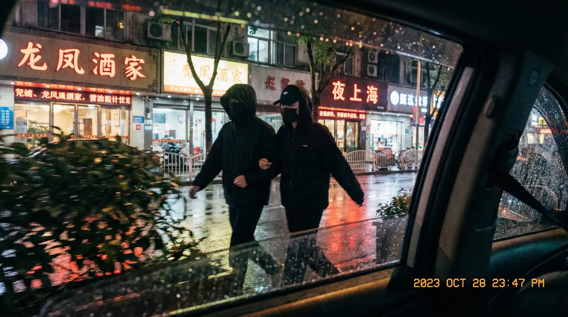 在线中文字幕日产乱码2020 - 顶流明星深夜密会现场抓拍照片